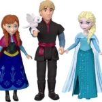 Mattel Disney Frozen Toys, Small Doll 4-Pack with Anna, Elsa, Kristoff & Olaf, Plus Fountain and 3 Storytelling Accessories, Inspired by Movie